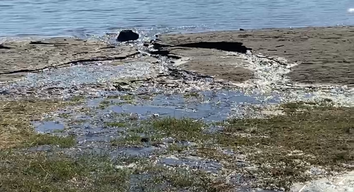 Bitez’de mühürlenmiş kaçak platformun altındaki su borusu patladı! 