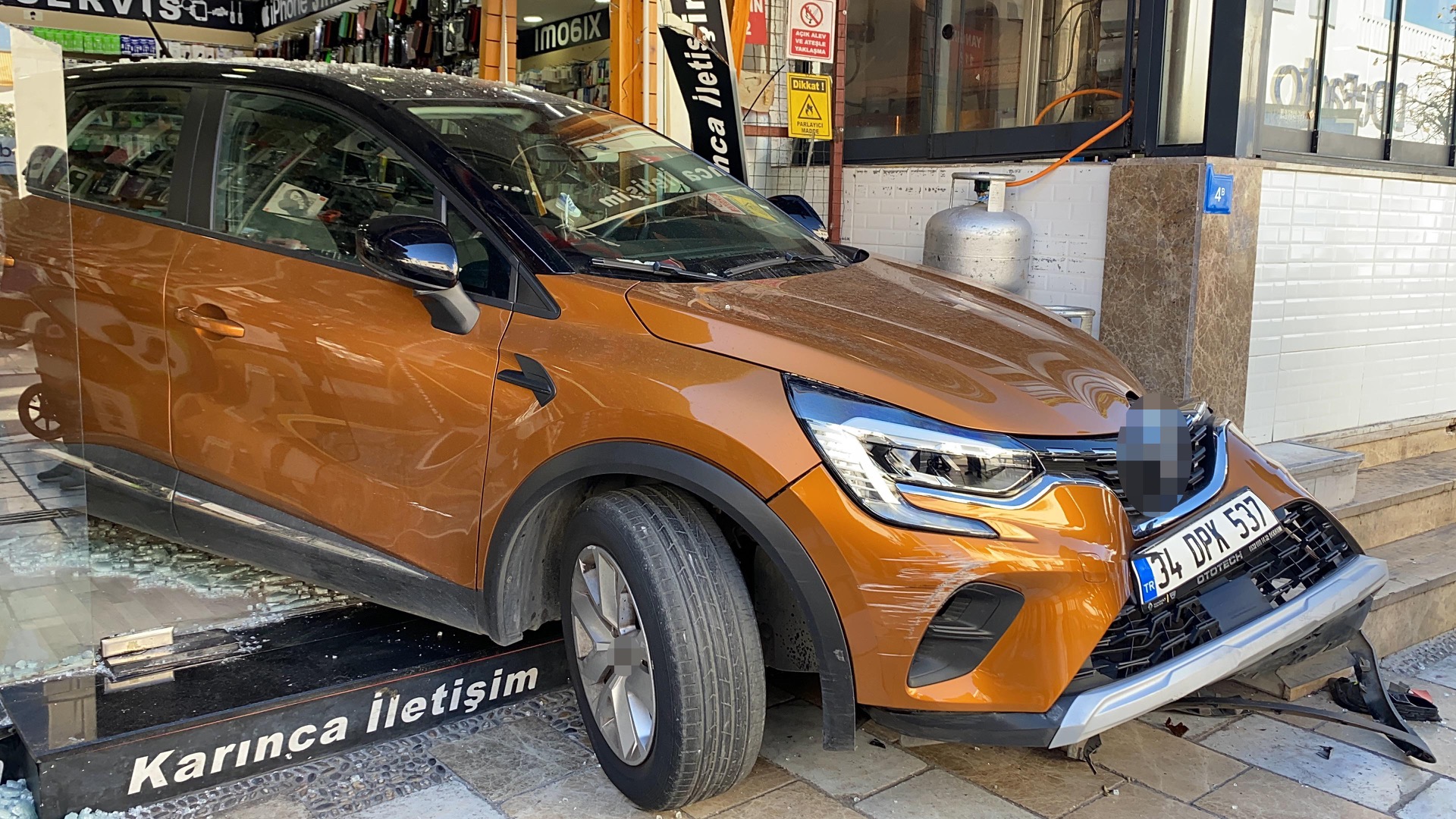 Bodrum’da şok kaza: Otomobille iş yerine girdi!