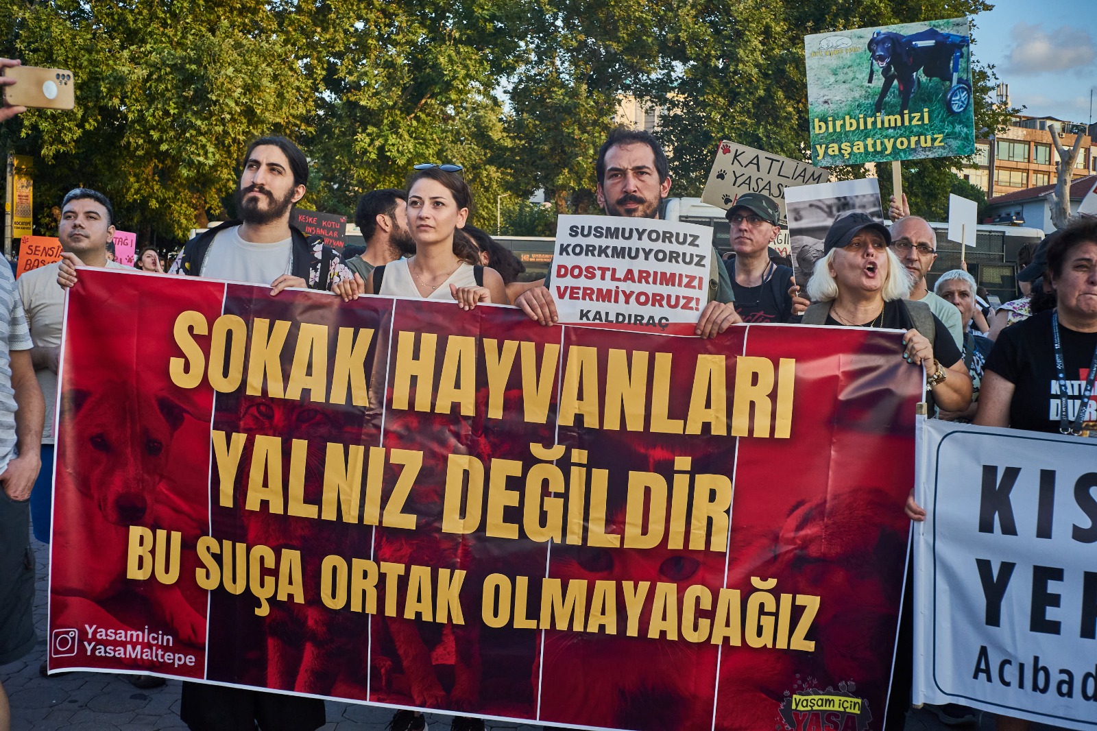 Binlerce yaşam hakkı savunucusu İstanbul Kadıköy'de katliam yasasını protesto etti