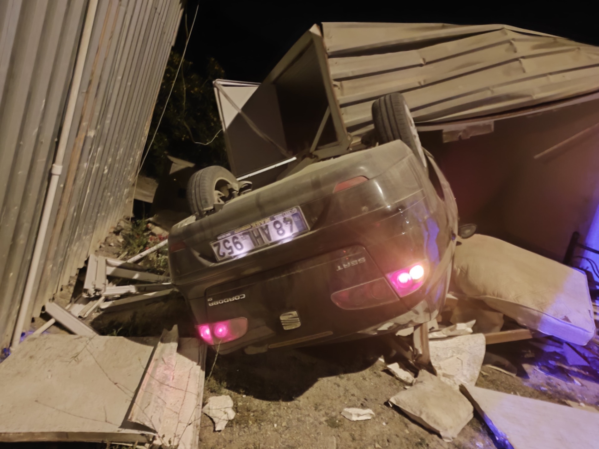 Bodrum’da otomobil konteynere çarptı: 3 yaralı