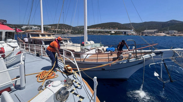 Bodrum açıklarında su alan teknedeki 6 kişi kurtarıldı