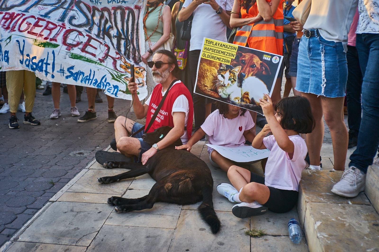 Binlerce yaşam hakkı savunucusu İstanbul Kadıköy'de katliam yasasını protesto etti