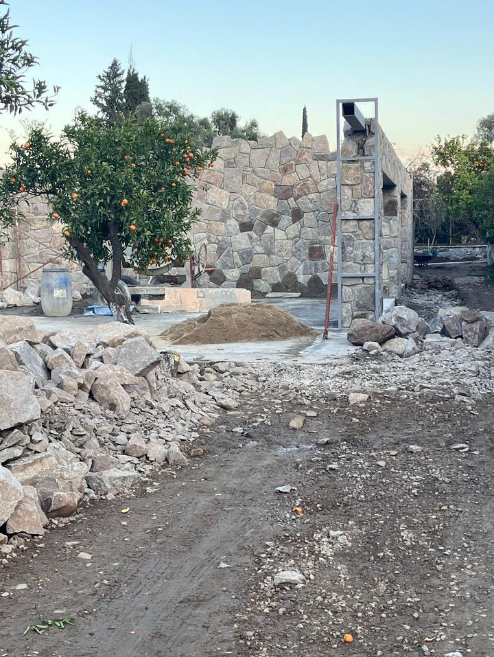 Bitez’de mandalina bahçesinin ortasına dikilen taş binaya tepki 