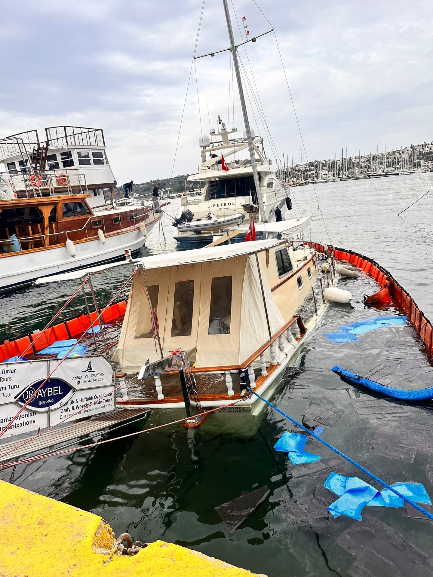 Bodrum Limanı’nda su alan tekne battı