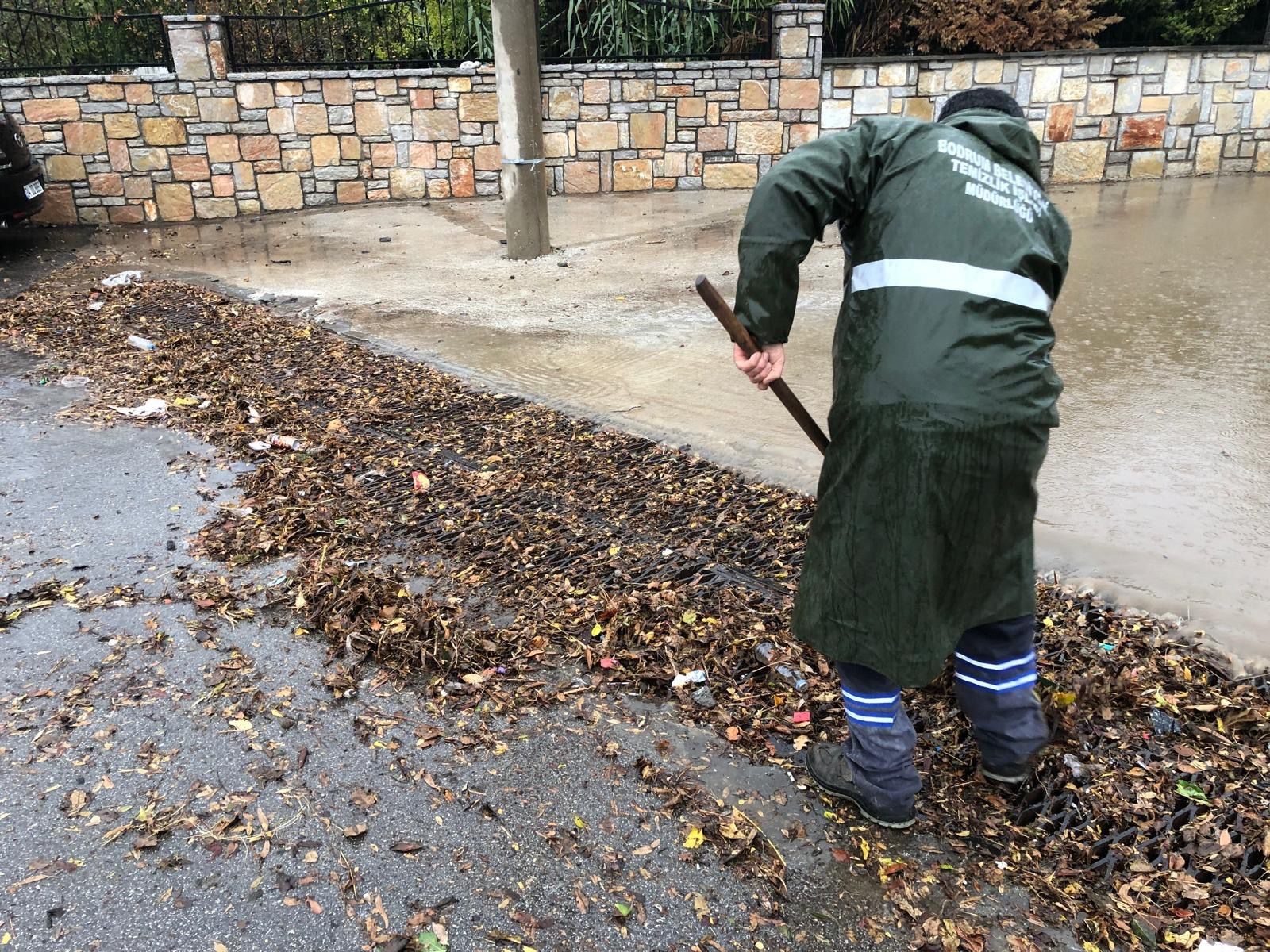 Belediye ekiplerinden yağmur mesaisi