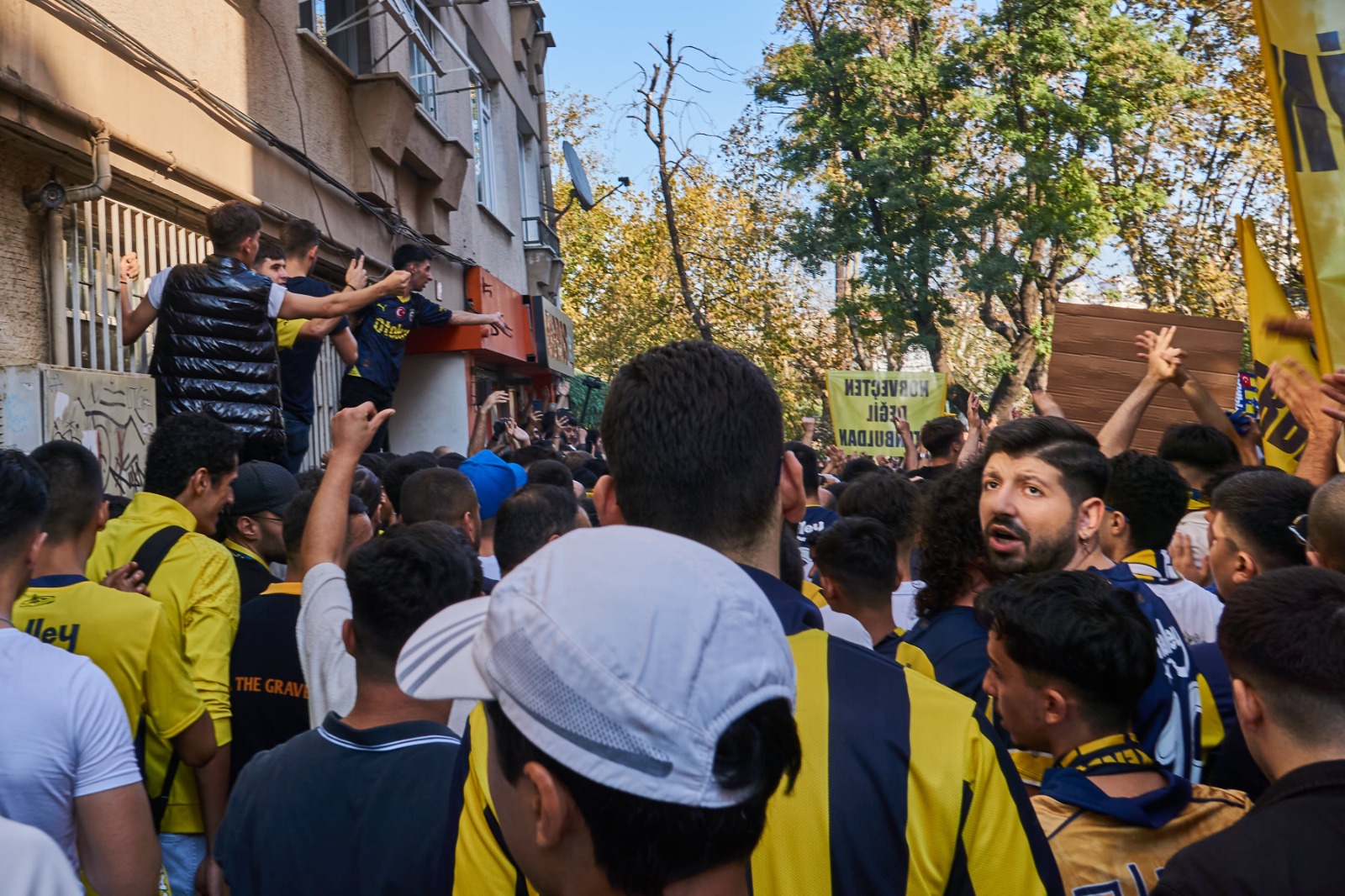 Fenerbahçe taraftarı Kadıköy'de Ali Koç ve yönetimini protesto etti