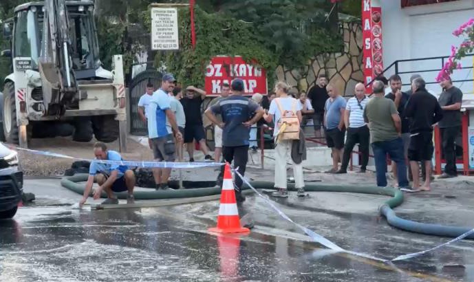 Bodrum'da patlayan isale hattı marketi göle çevirdi