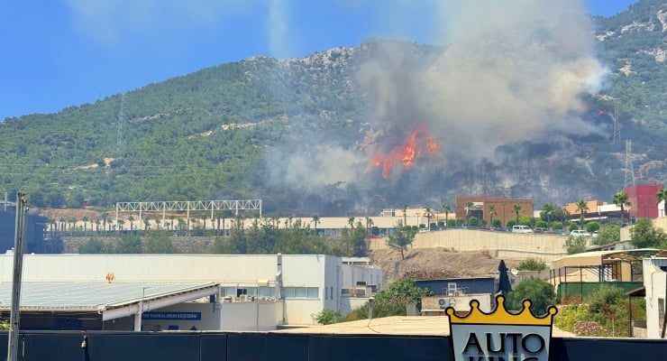 Yangında AVM tahliye edildi! Ortakent Yahşi’de çıkan yangın kontrol altına alındı