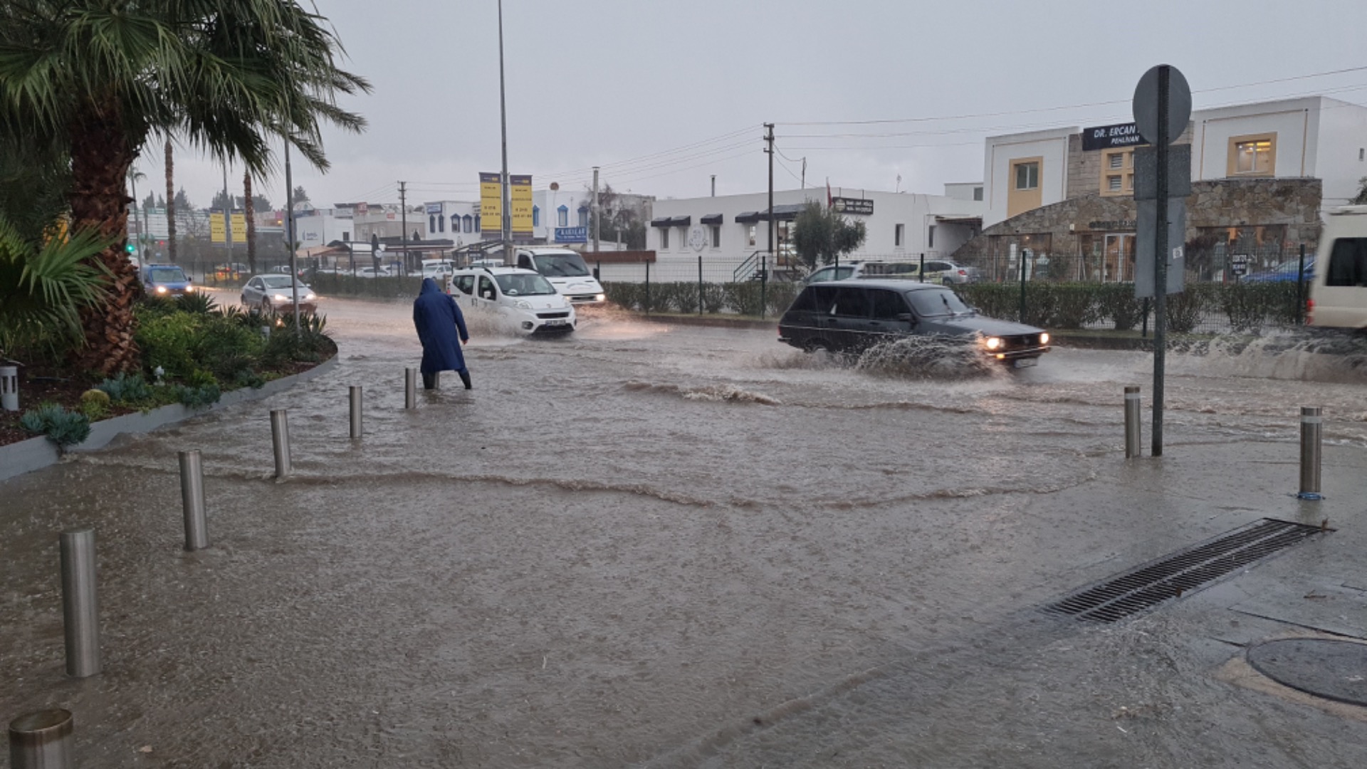 Bodrum’da denizde beliren hortumun ardından dolu ve sağanak bastırdı