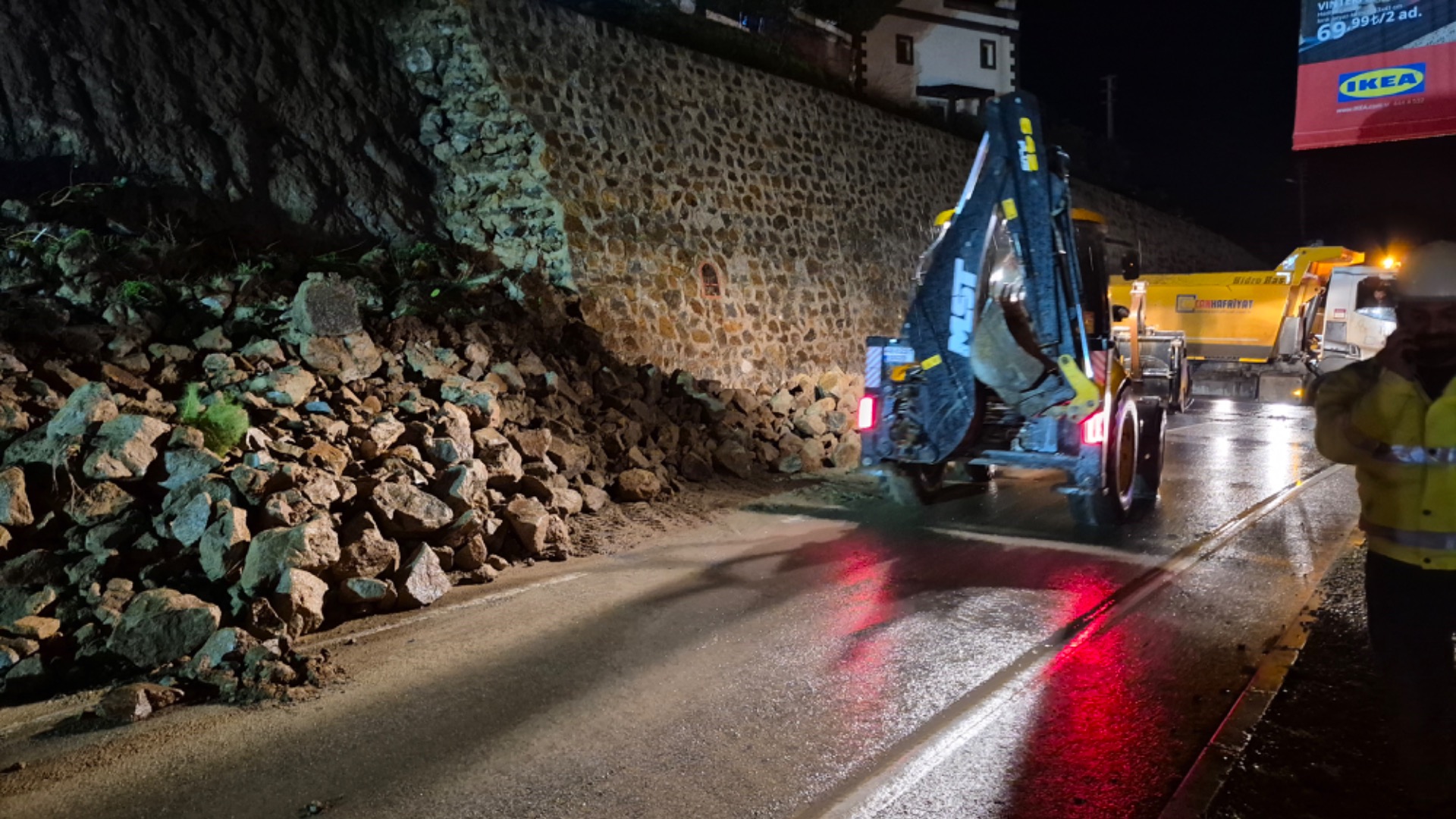 Çöken İstinat Duvarının Enkazı Kaldırıldı 