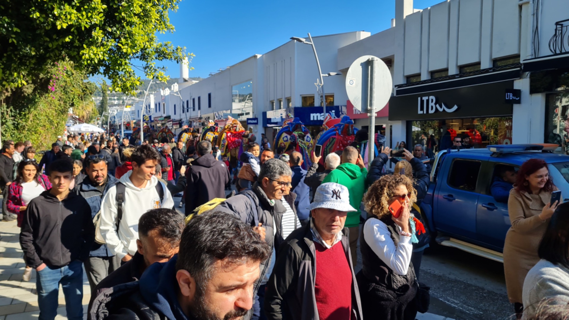 Bodrum'da develi kortej yürüyüşü 