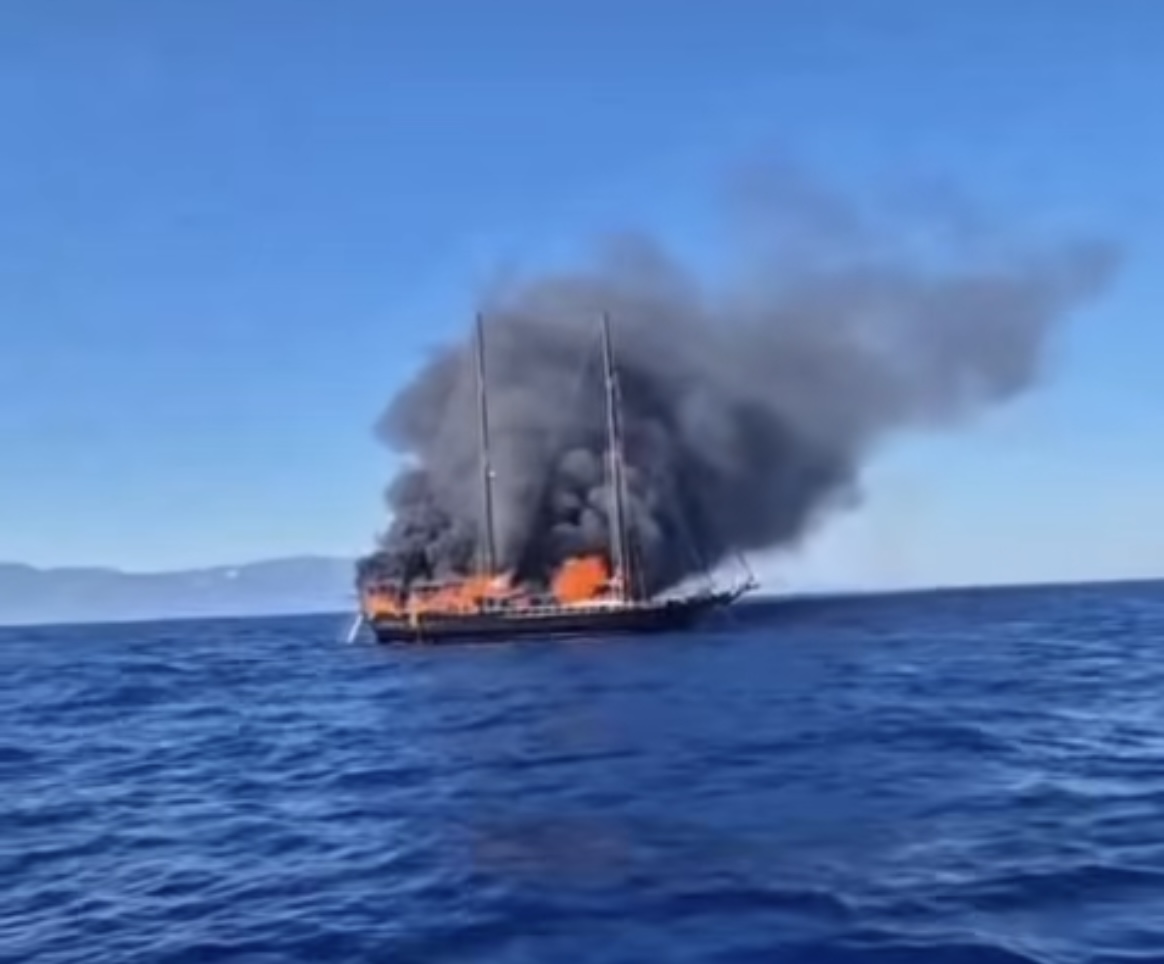 Bodrum’da Gulet yanarak battı