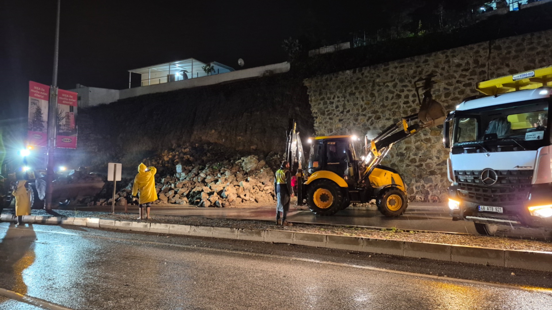 Çöken İstinat Duvarının Enkazı Kaldırıldı 