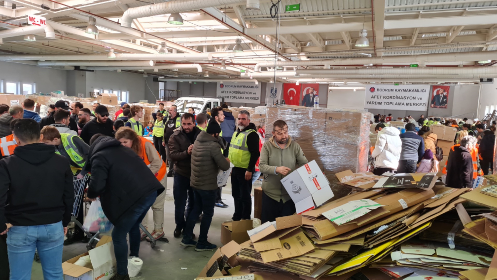 Bodrumlu öğretmenler, depremzedeler için seferber oldu