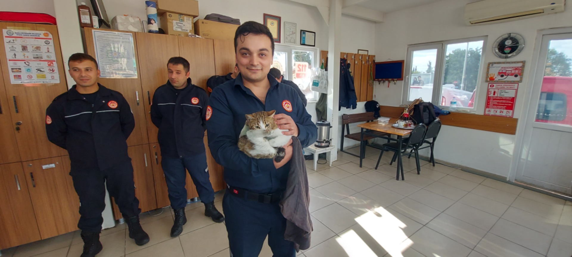  İtfaiye ekipleri kurtardıkları kediyi sahiplendi