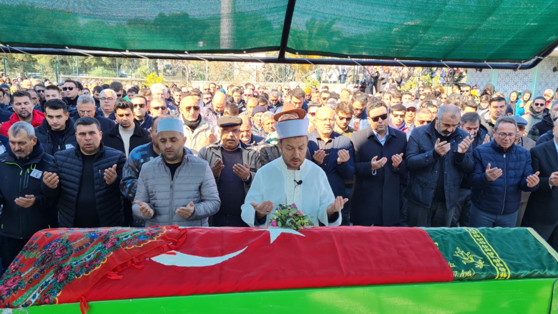 Eşiyle enkaz altında hayatını kaybeden Hatice öğretmen son yolculuğuna uğurlandı