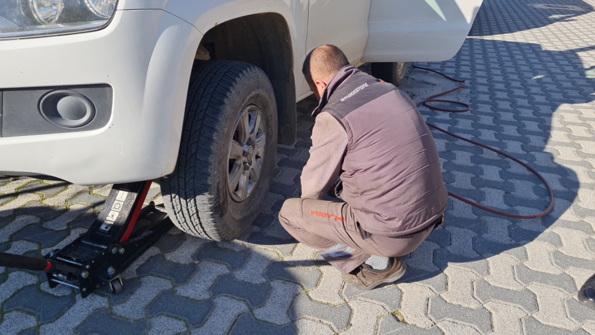 Araçların lastiklerini kesen şahıs, güvenlik kamerasına yakalandı