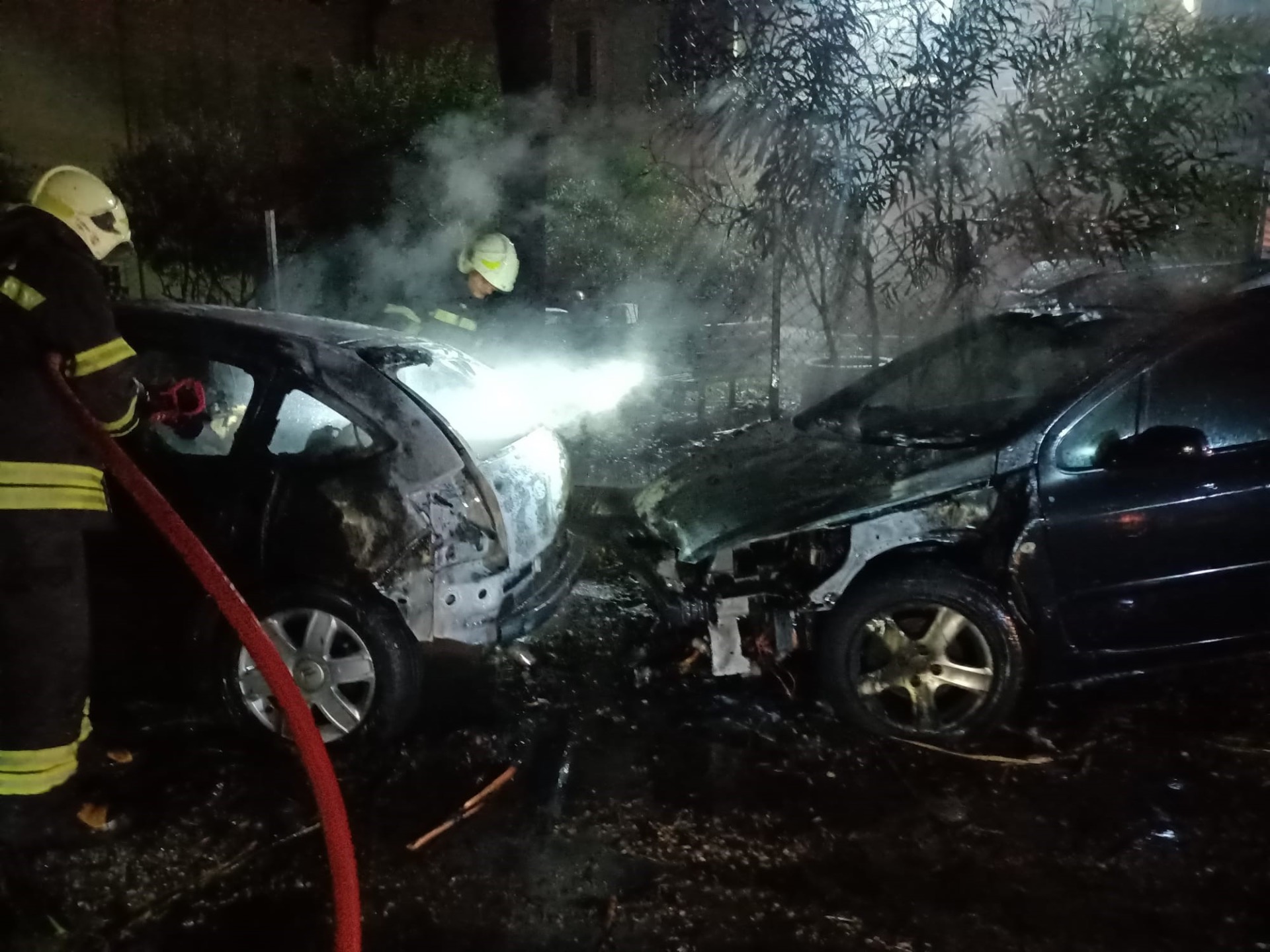 Bodrum'da sanayi sitesine yıldırım düştü: İki araç yandı