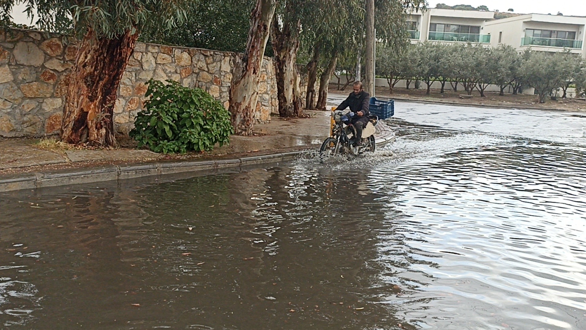  Bodrum'da güneşli ve sıcak hava, yerini yağmura bıraktı