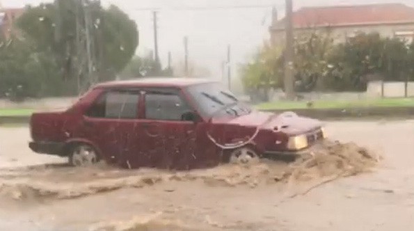 Milas'ta sağanak yağmur etkili oldu