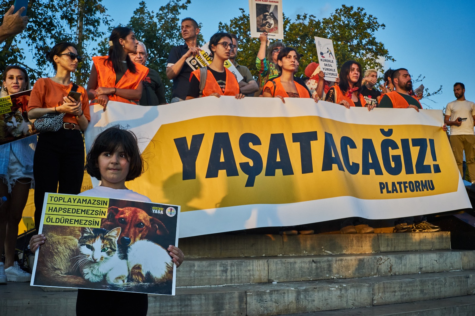 Binlerce yaşam hakkı savunucusu İstanbul Kadıköy'de katliam yasasını protesto etti