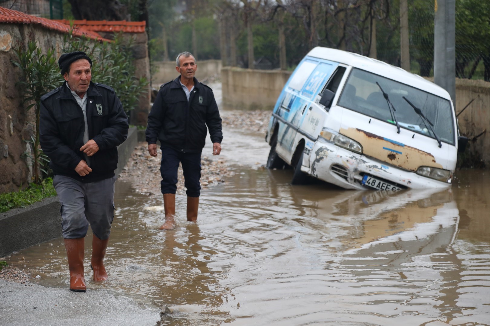 Yağışlardan dolayı dere yatağında mahsur kalan iki araç kurtarıldı 