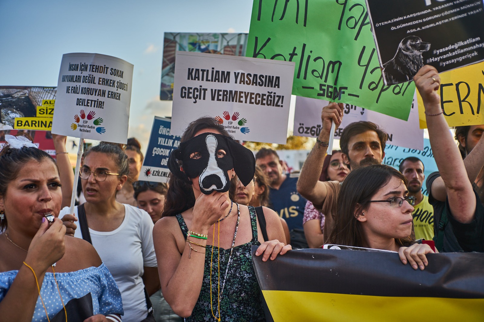 Binlerce yaşam hakkı savunucusu İstanbul Kadıköy'de katliam yasasını protesto etti