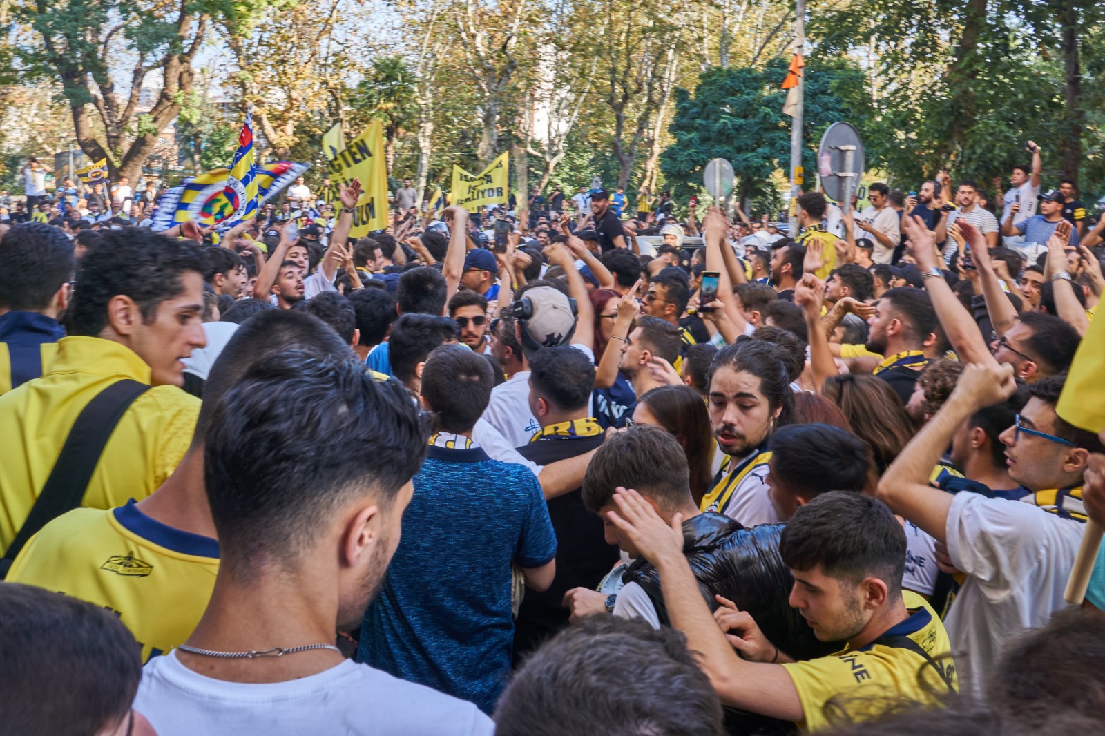 Fenerbahçe taraftarı Kadıköy'de Ali Koç ve yönetimini protesto etti