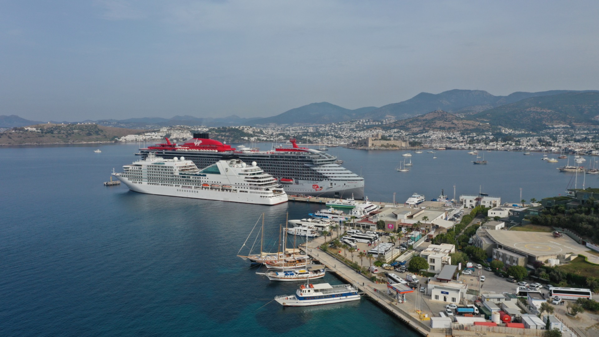 Lüks kruvaziyer gemisi Resilient Lady Bodrum’da