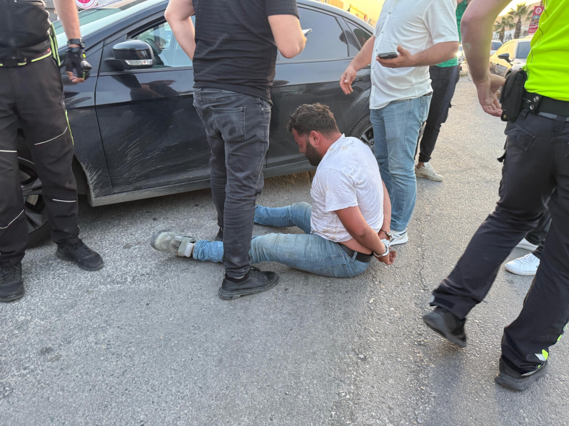 Durdurulan araçtaki şahıslar polise saldırdı: 2 yaralı, 3 gözaltı