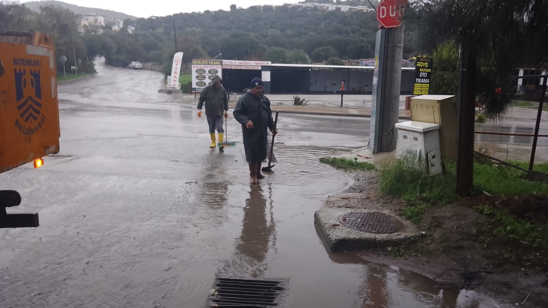 Yağışlardan dolayı dere yatağında mahsur kalan iki araç kurtarıldı 