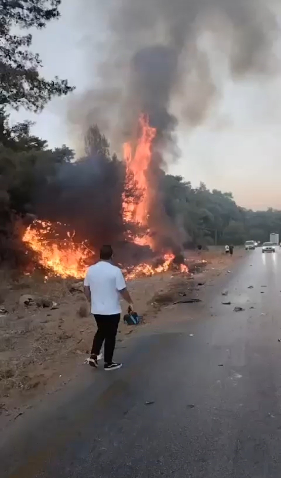 Motosikletle çarpışan araçta yangın çıktı: 1 ölü, 2 yaralı