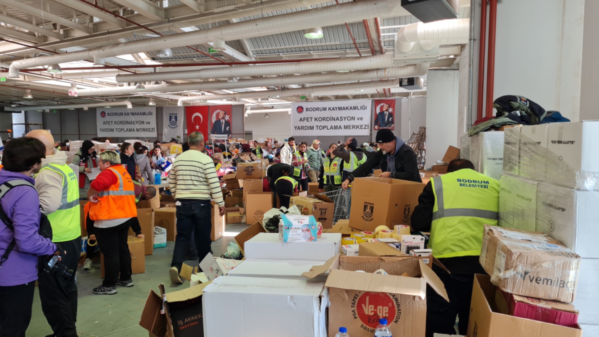 Bodrumlu öğretmenler, depremzedeler için seferber oldu