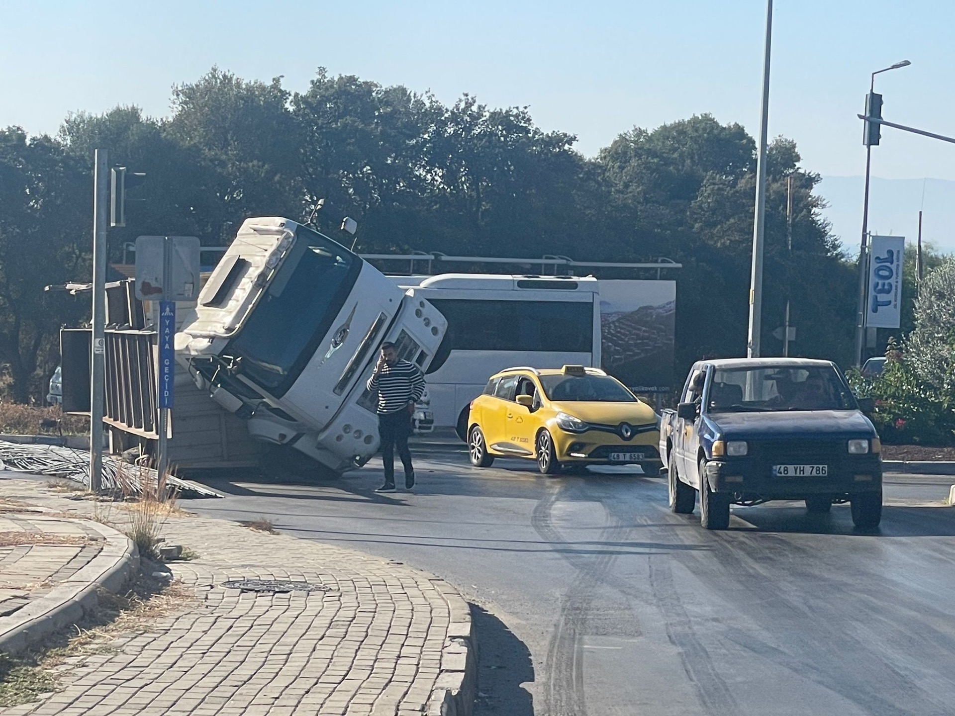 SON DAKİKA! Bitez Kavşağı’nda demir yüklü kamyon devrildi!