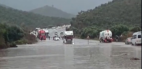 Milas'ta sağanak yağmur etkili oldu