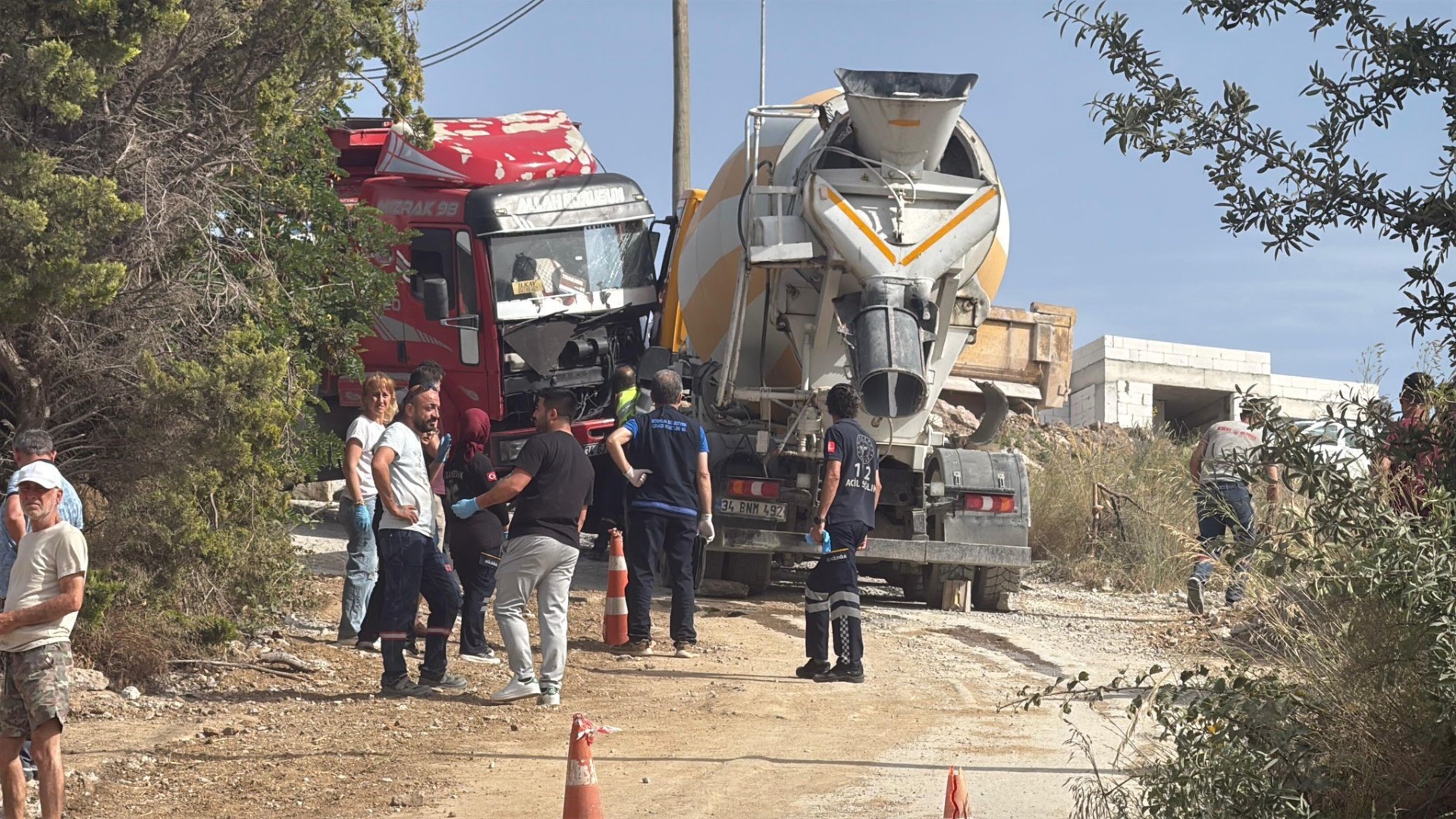 Beton mikseri ile kayan kamyonetin arasında kalan sürücü hayatını kaybetti