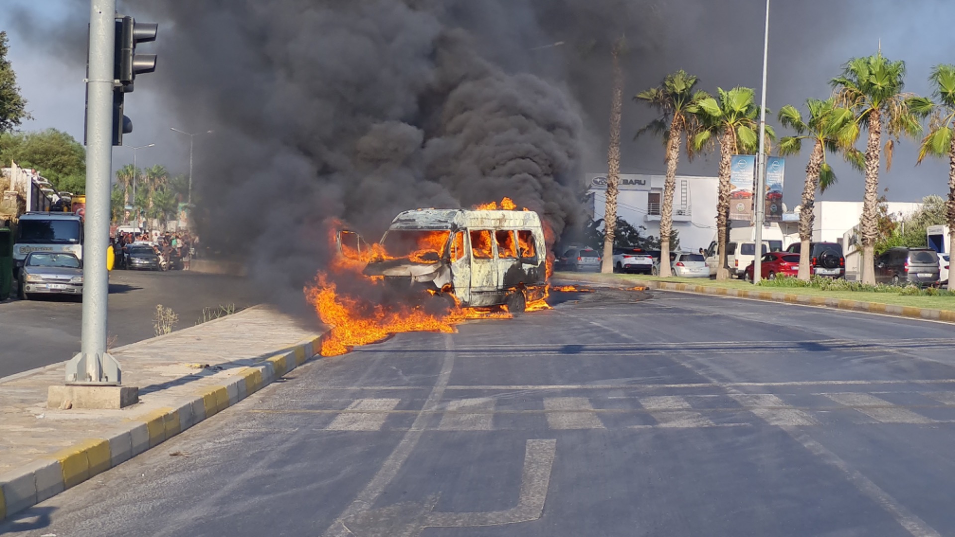 Bodrum’da minibüs alev topuna döndü! (Haberin Detayları) 