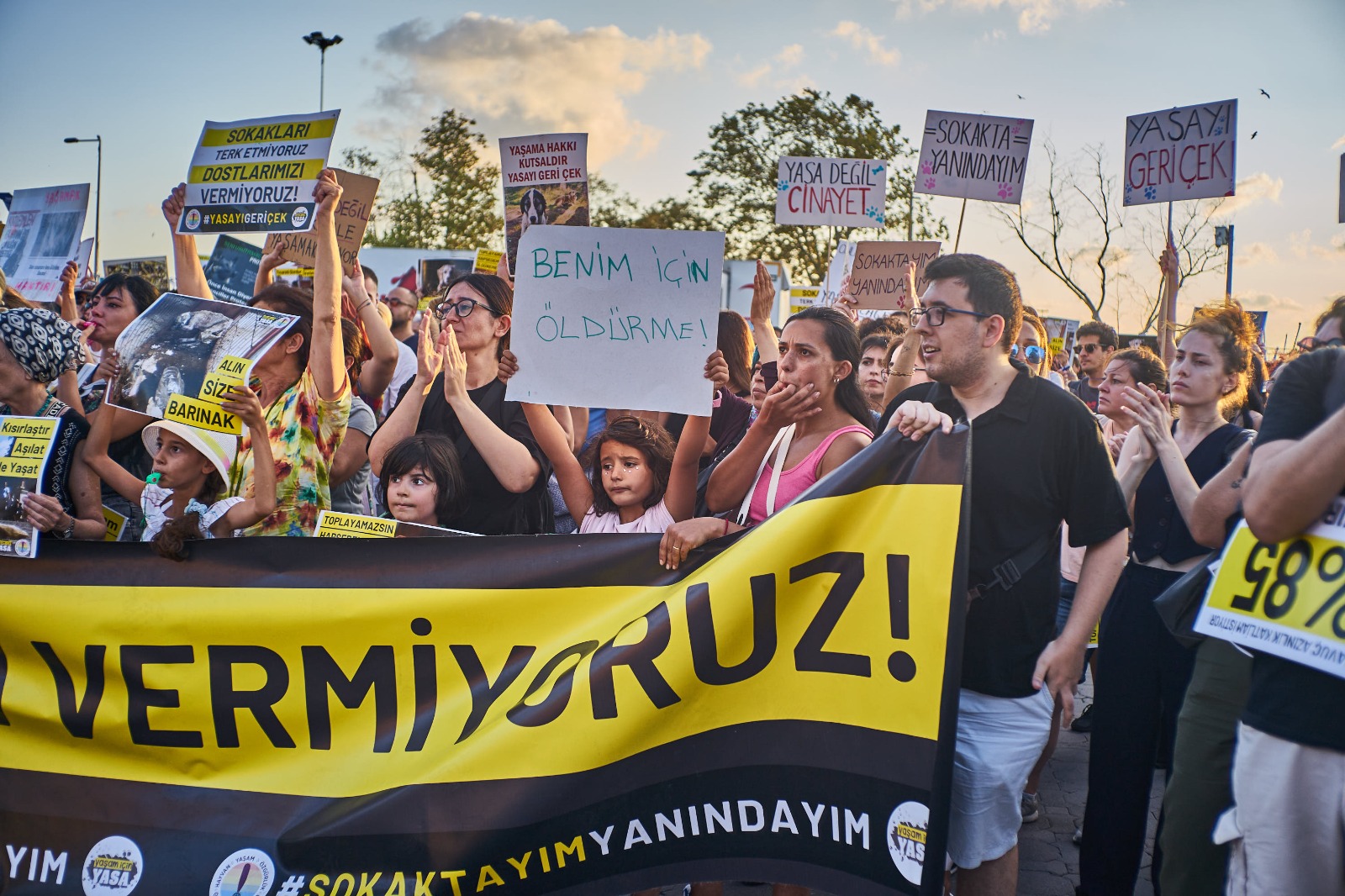 Binlerce yaşam hakkı savunucusu İstanbul Kadıköy'de katliam yasasını protesto etti