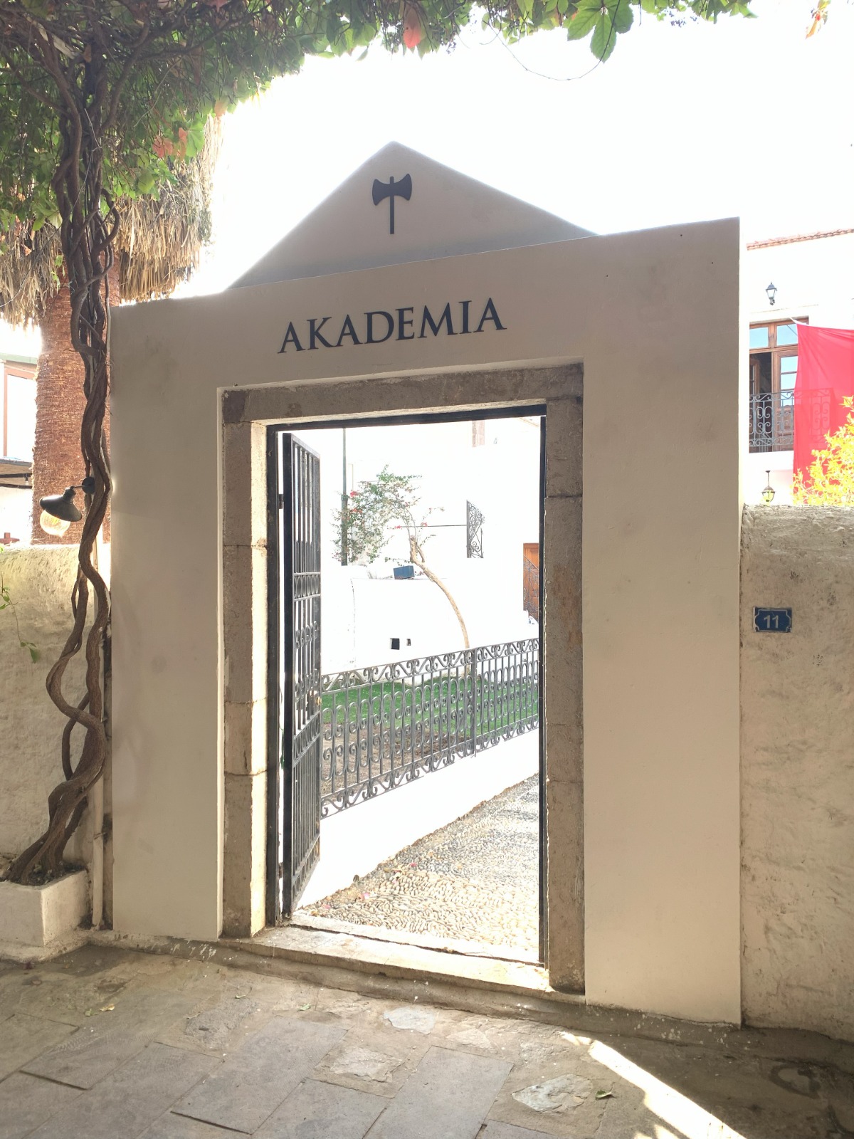 AKADEMİA KAPILARINI AÇIYOR