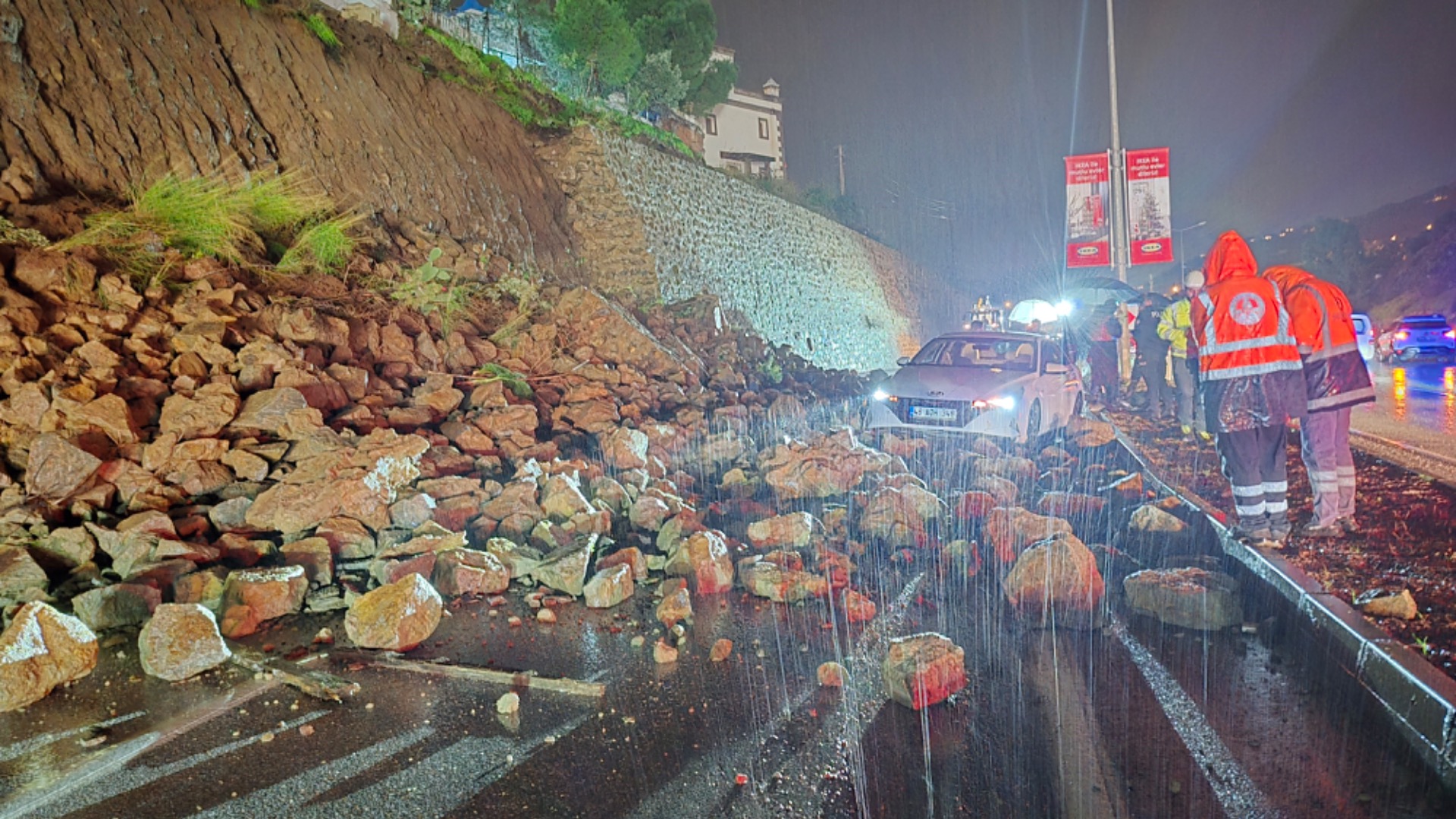 Çöken İstinat Duvarının Enkazı Kaldırıldı 