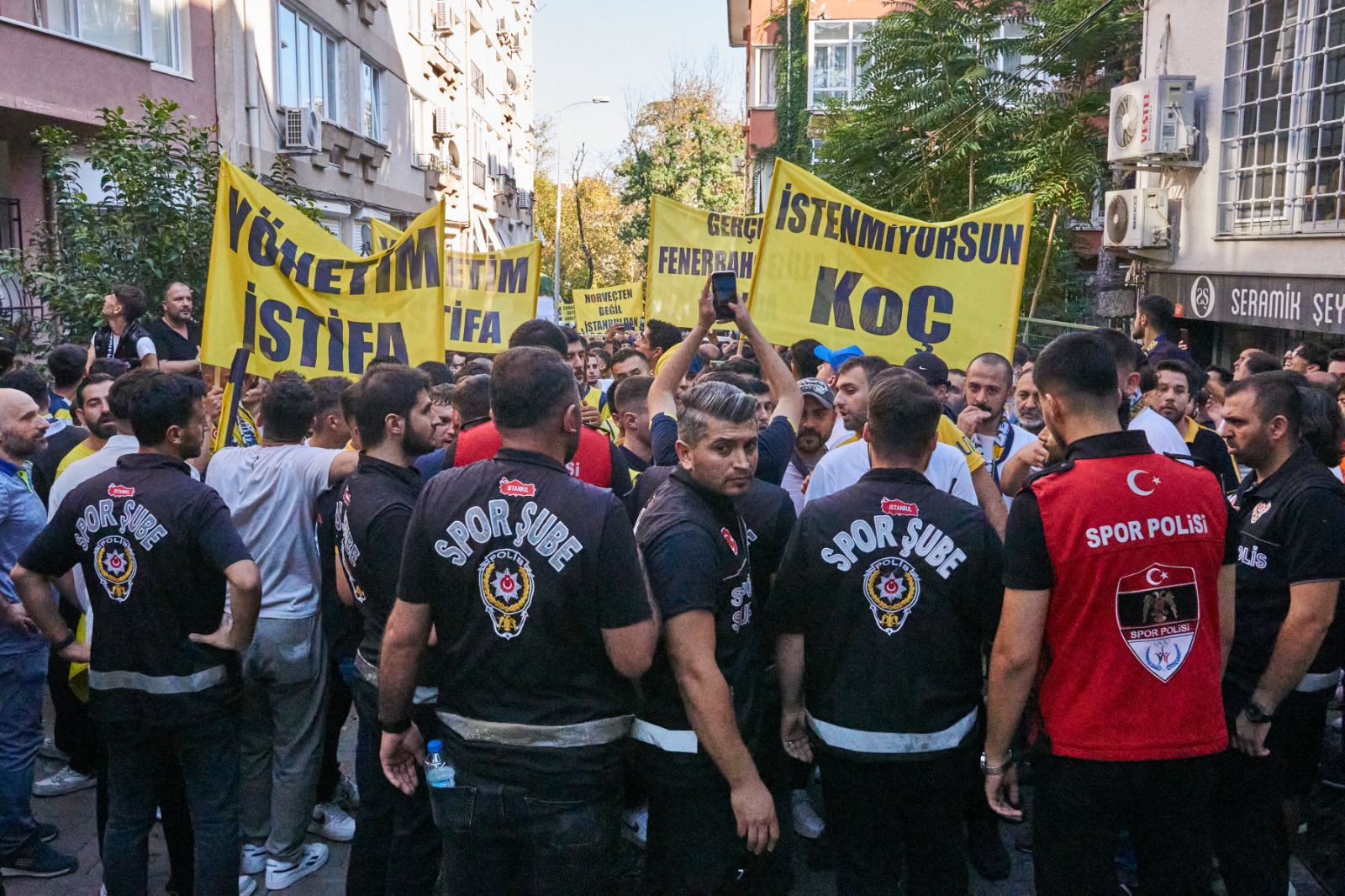 Fenerbahçe taraftarı Kadıköy'de Ali Koç ve yönetimini protesto etti