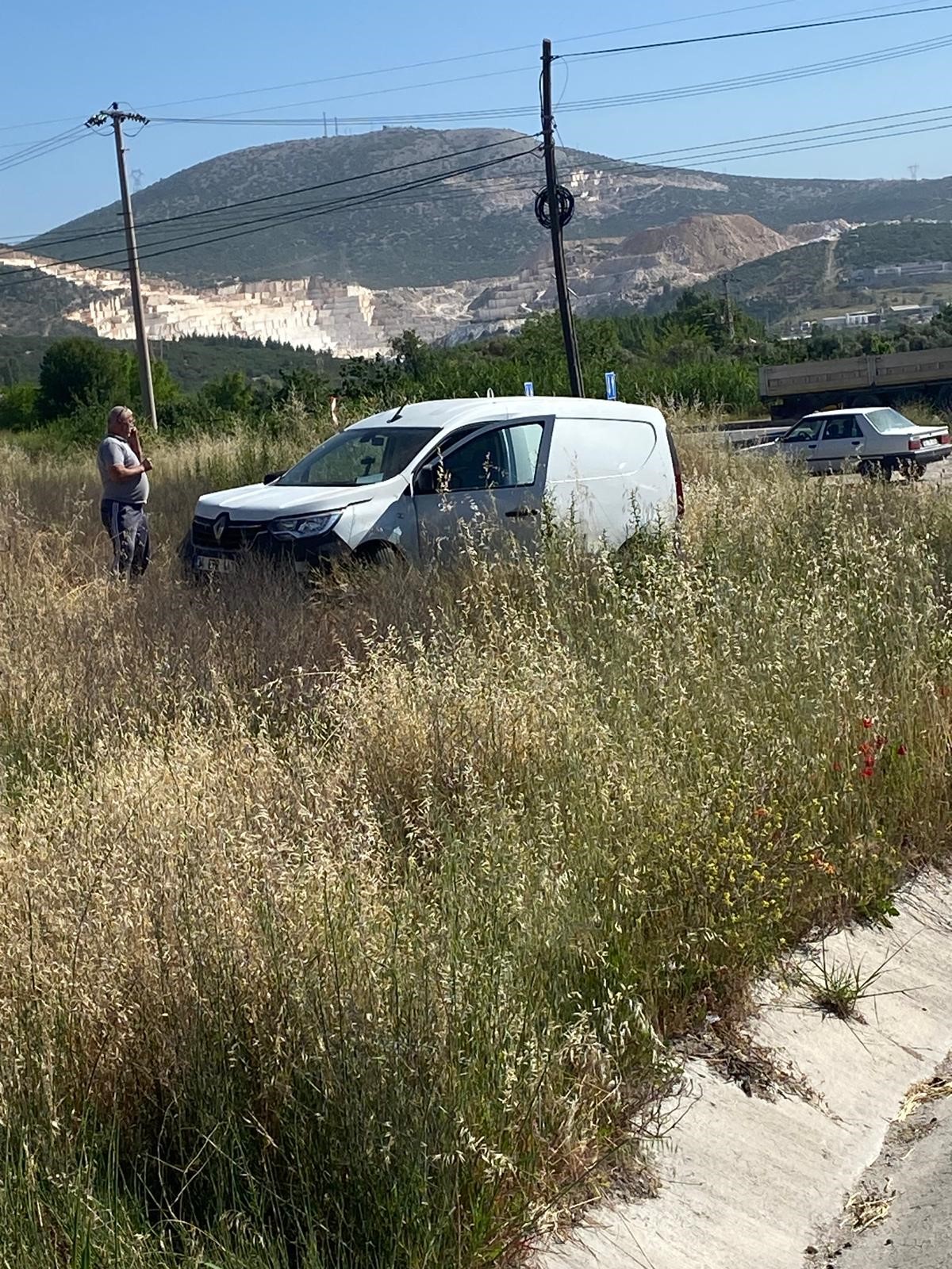 Muğla'daki kazada otomobil ikiye ayrıldı