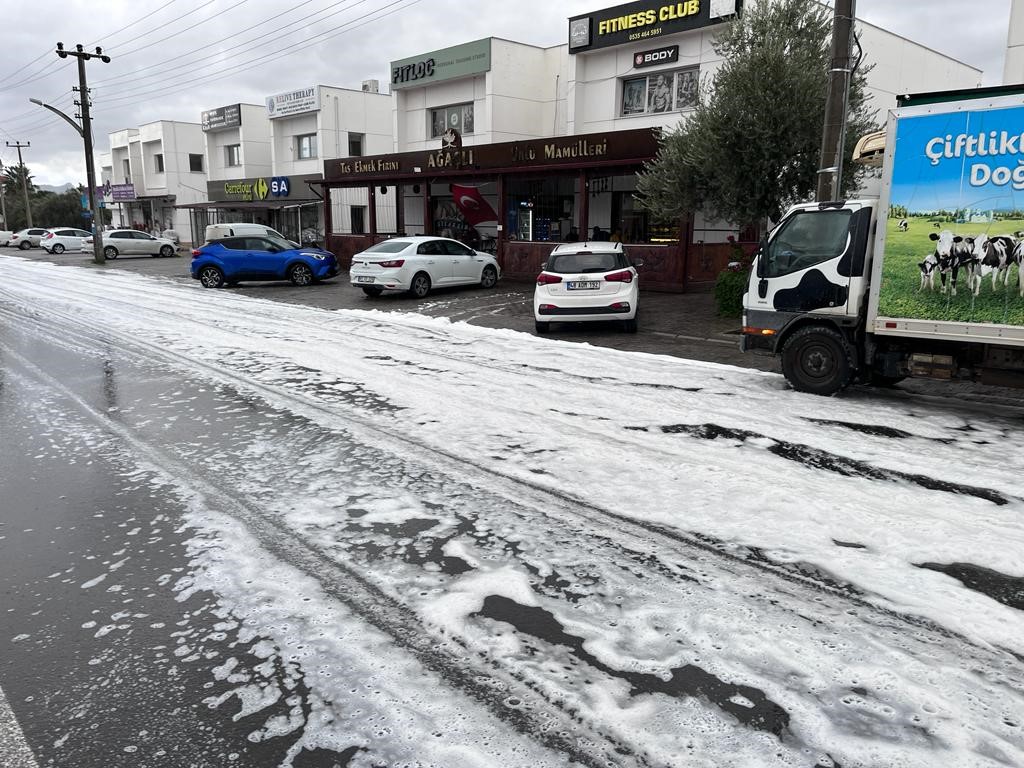 Kar değil köpük! Bodrum’da yol aniden köpürdü