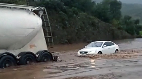 Milas'ta sağanak yağmur etkili oldu