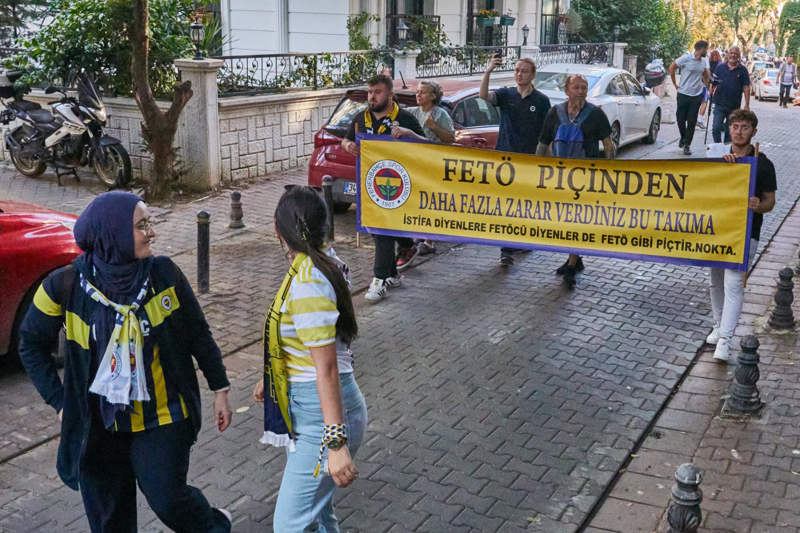 Fenerbahçe taraftarı Kadıköy'de Ali Koç ve yönetimini protesto etti