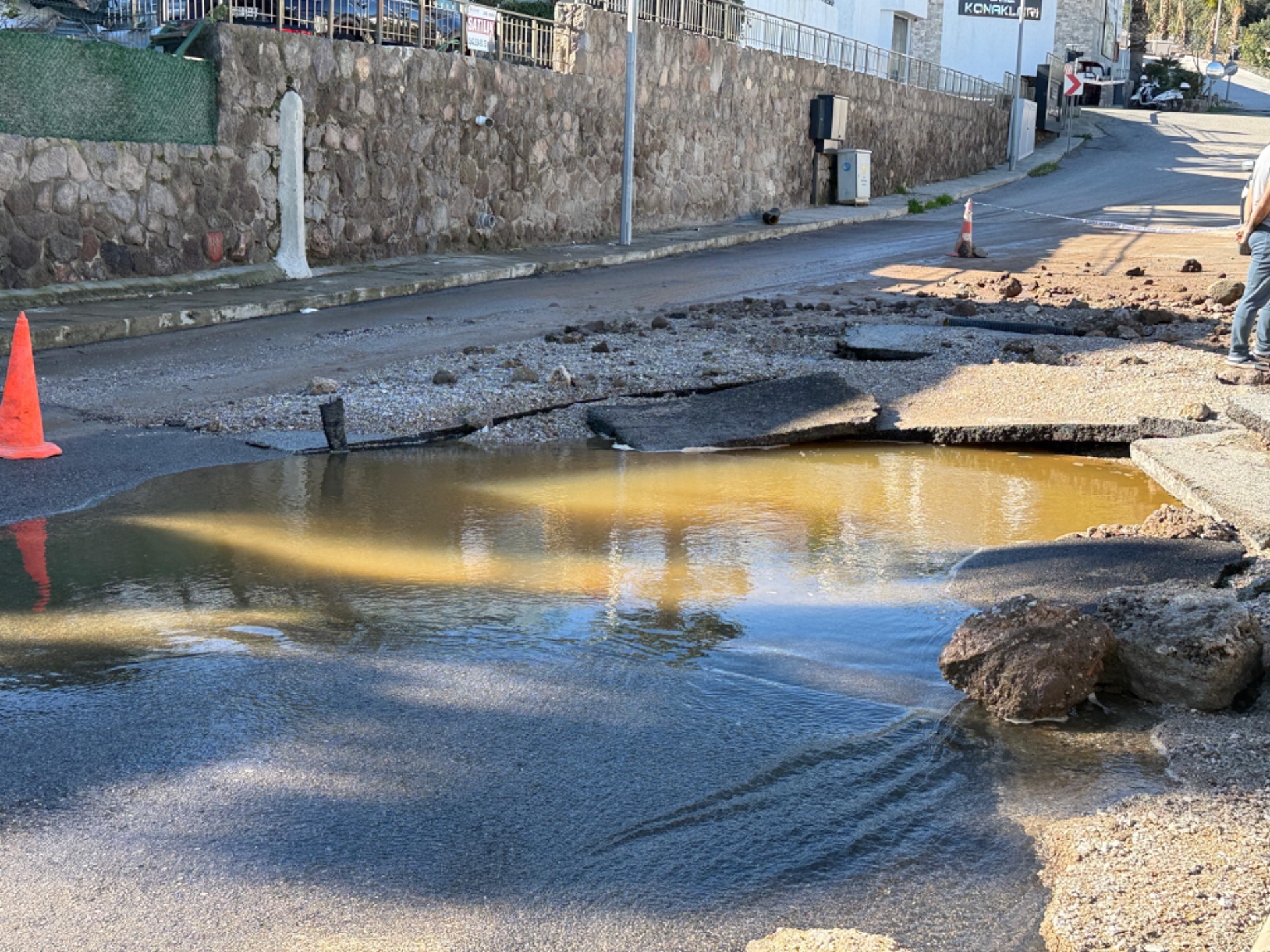 Bodrum’da ana su hattı bomba gibi patladı!