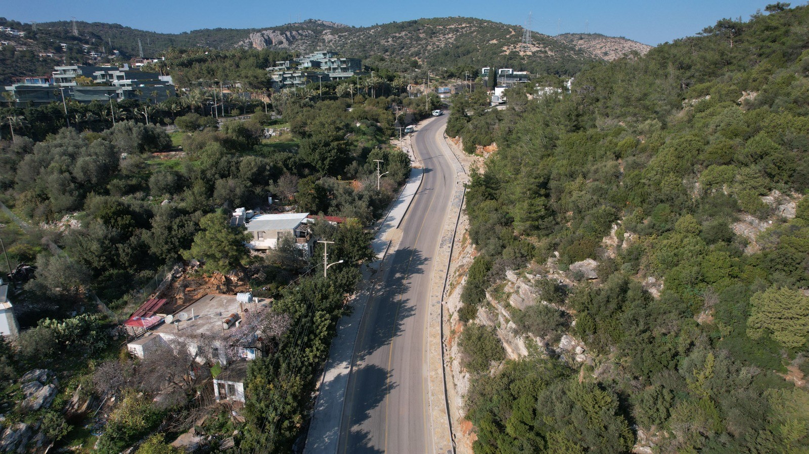 Yaz aylarında tepkilere neden olan cadde, sıcak asfaltla kaplandı