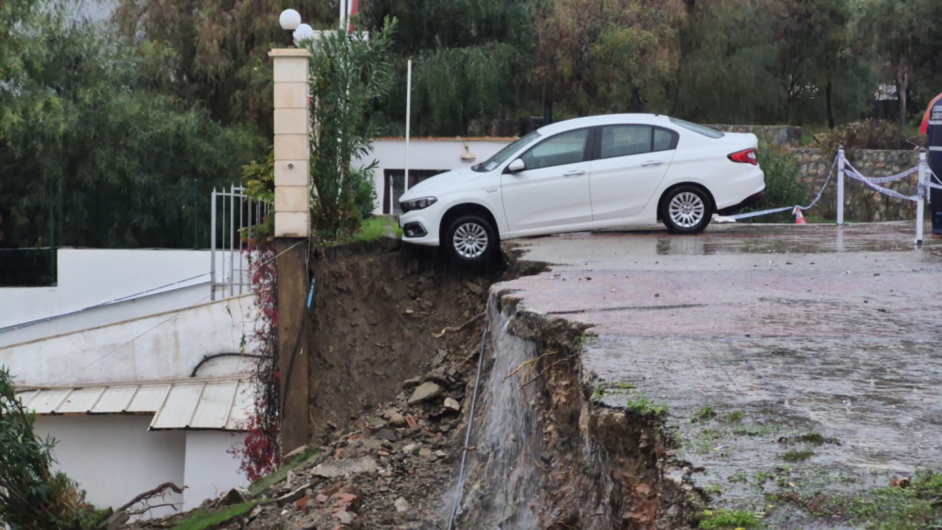 Duvar yıkıldı, otomobil altında kaldı