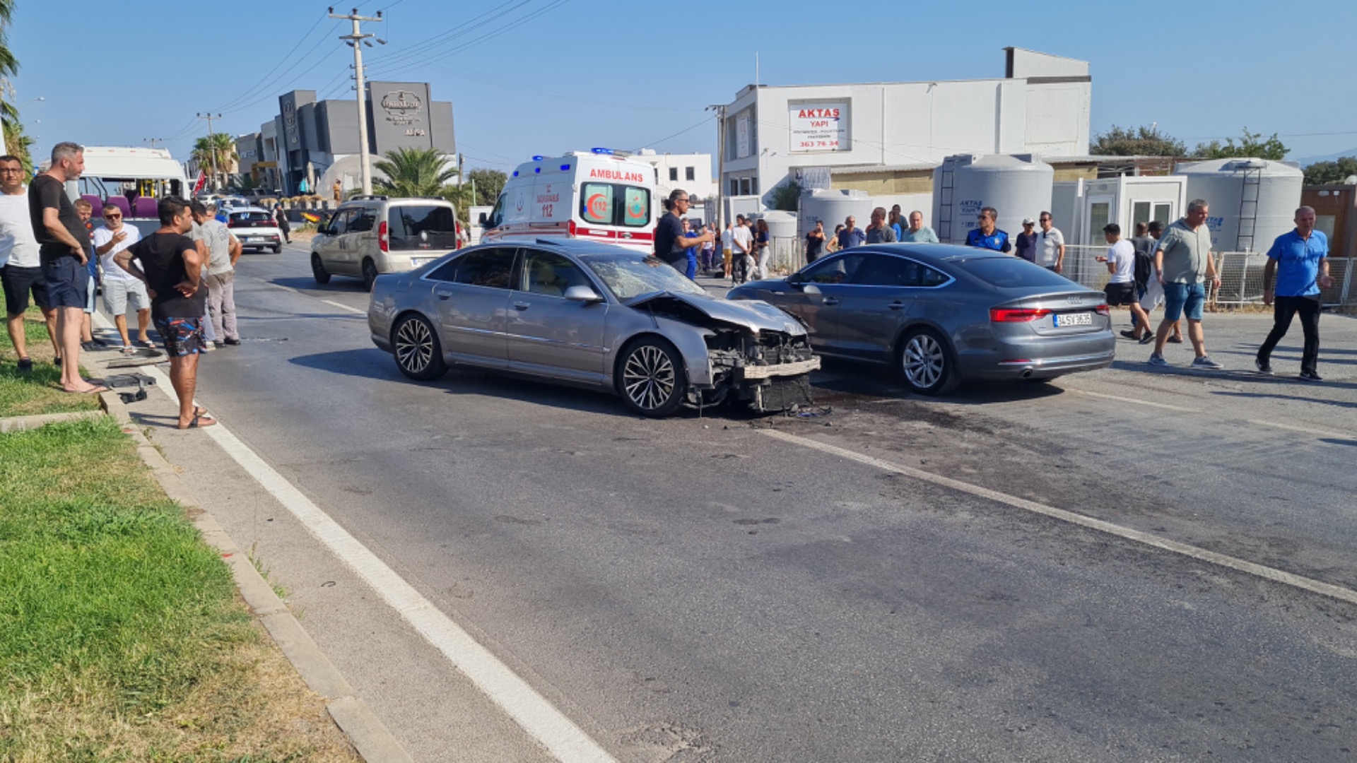 Otomobil minibüse çarptı, ortalık savaş alanına döndü: 14 yaralı