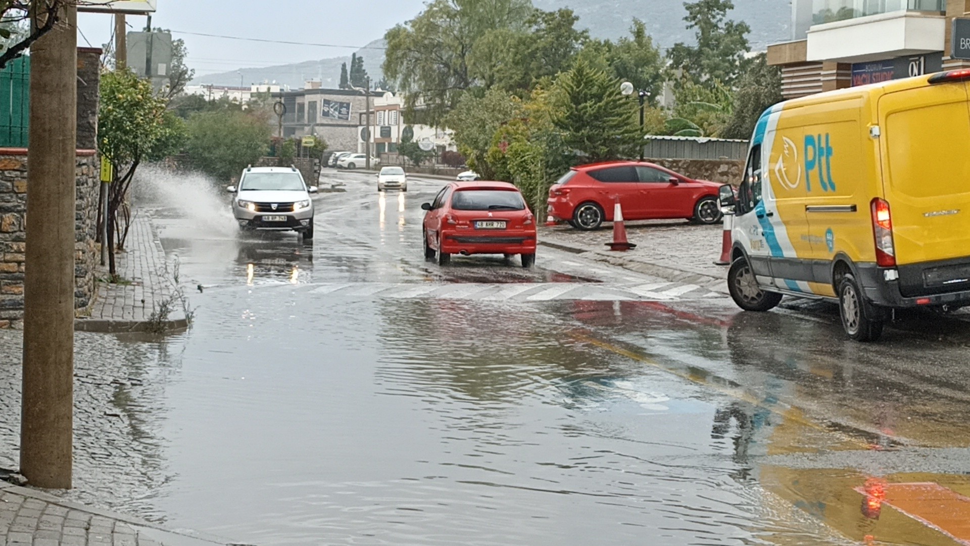  Bodrum'da güneşli ve sıcak hava, yerini yağmura bıraktı